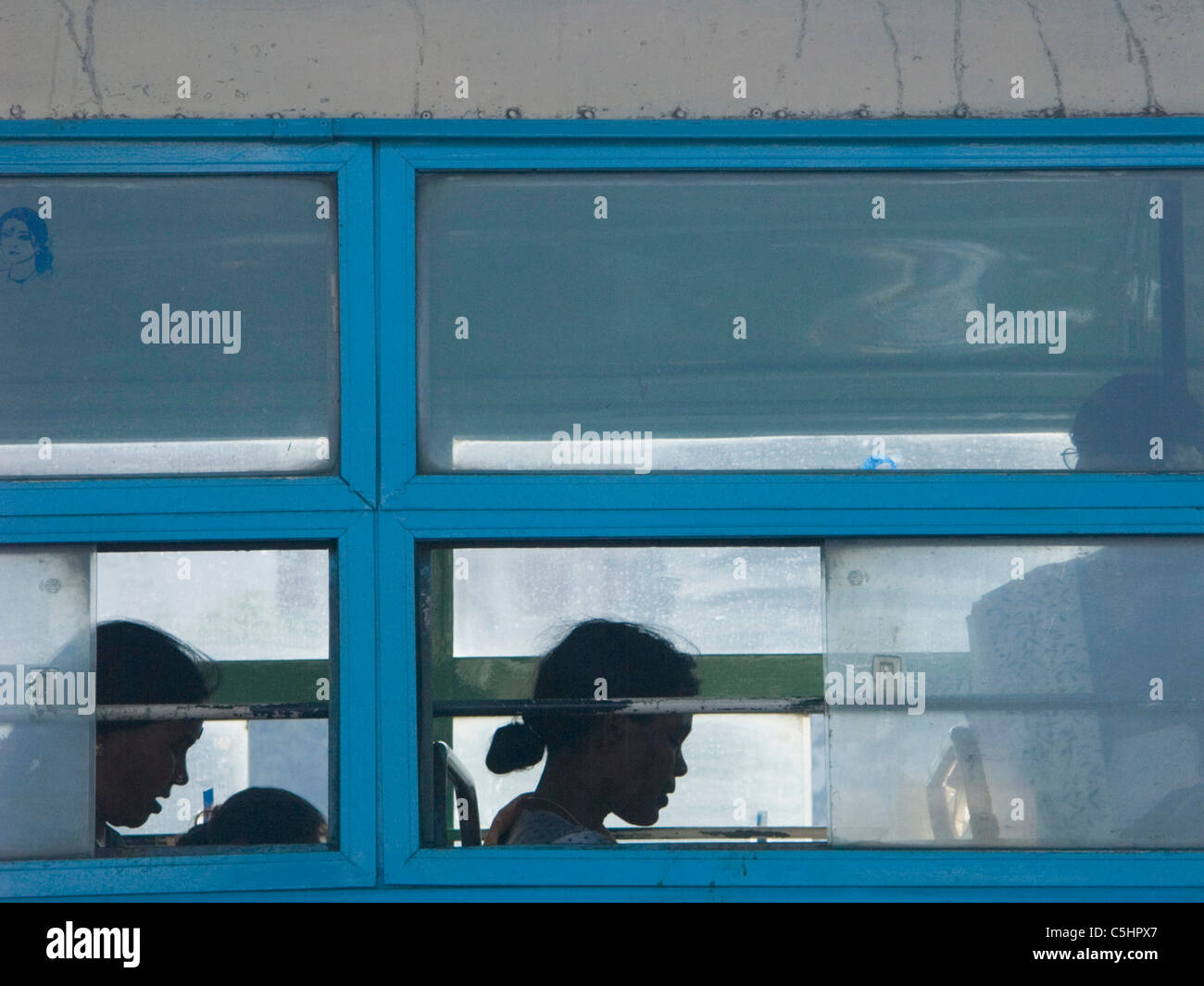 Fahrgäste im Busverkehr in der Station in Bangalore, Indien Stockfoto Fahrgäste im Busverkehr in der Station in Bangalore, Indien Stockfoto