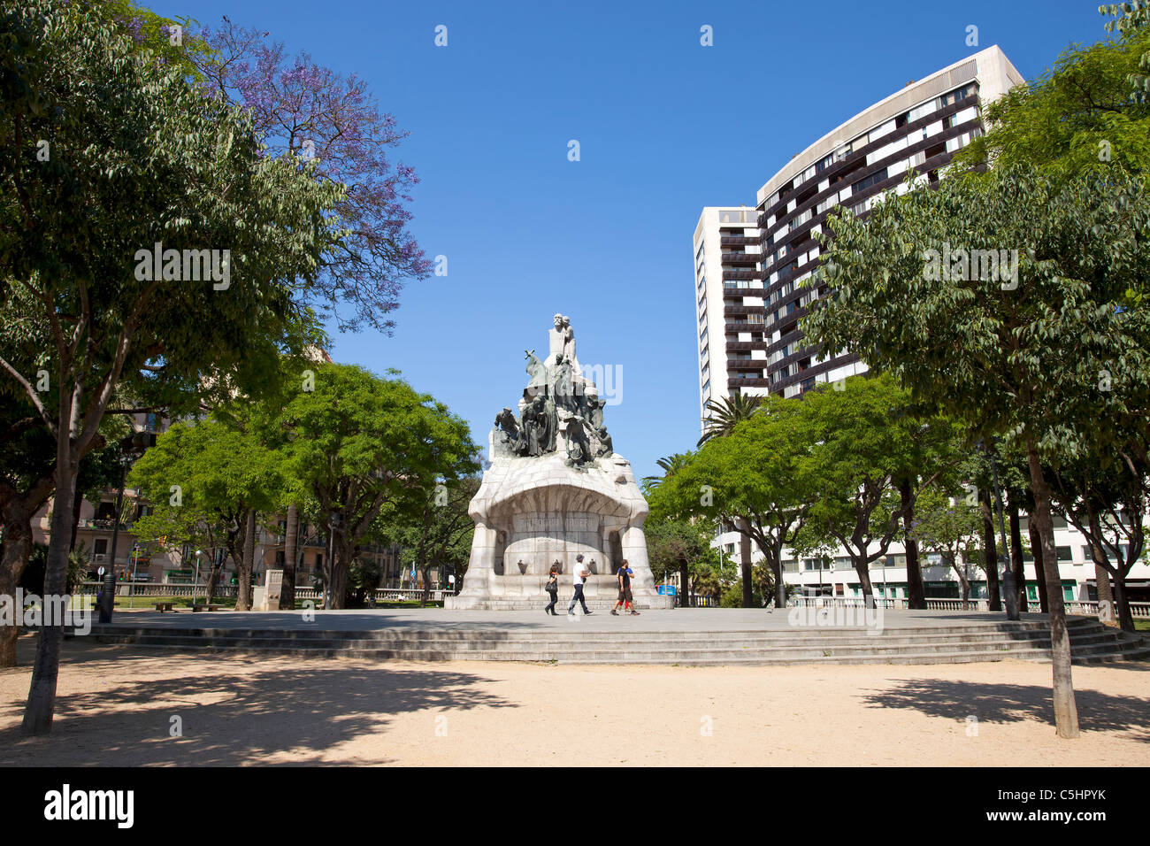 Barcelona Spanien Stadtpark, Bartomeu Robert Memorial. Mann auf Rollschuhen und paar Spaziergang Hand in Hand. Don Despain Stockfoto