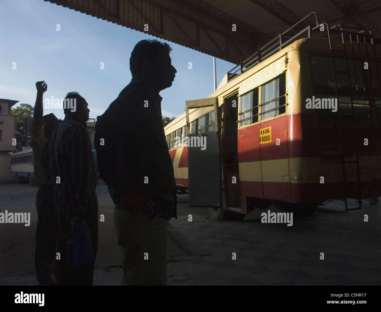 Fahrgäste im Busverkehr in der Station in Bangalore, Indien Stockfoto Fahrgäste im Busverkehr in der Station in Bangalore, Indien Stockfoto