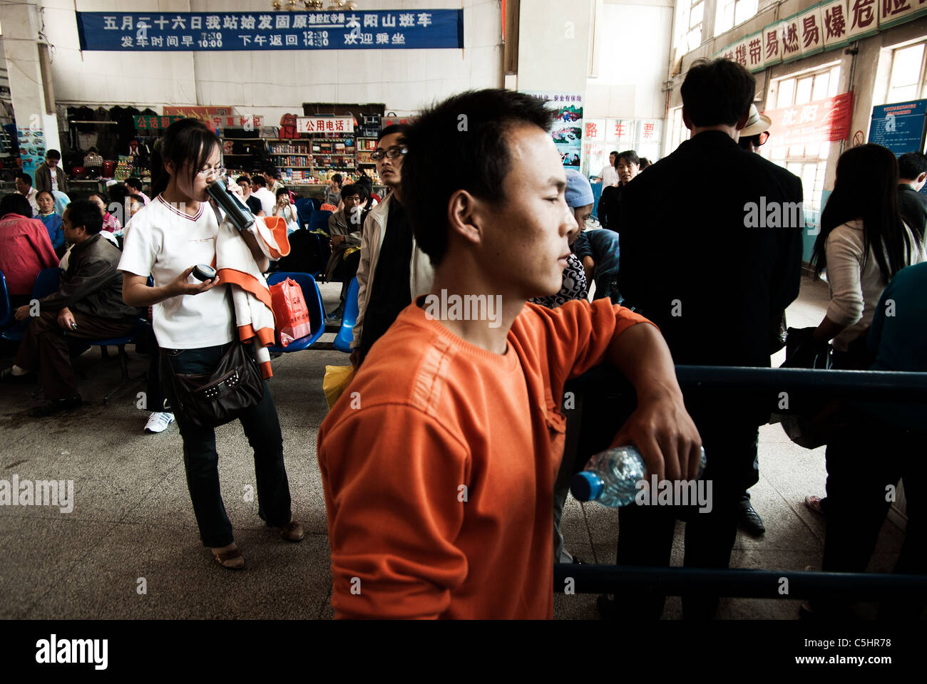 junge Wanderarbeitnehmer eine Busfahrkarte kaufen, zurück zu seinem Dorf, Guyuan, Provinz Ningxia, china Stockfoto