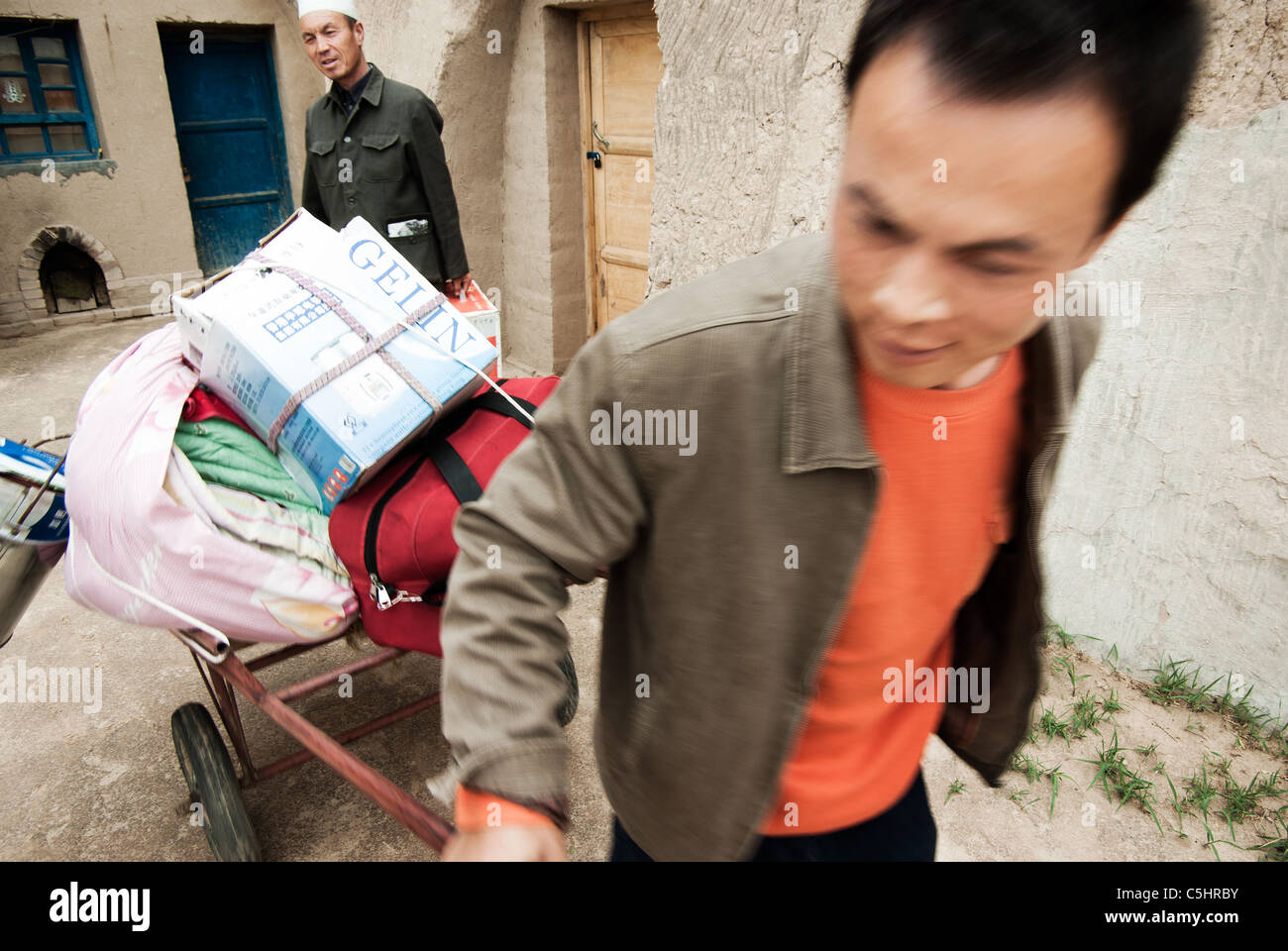 Wanderarbeitnehmer verlassen seiner Wohnung, Arbeit, Vater im Hintergrund, China, Provinz Ningxia suchen Stockfoto