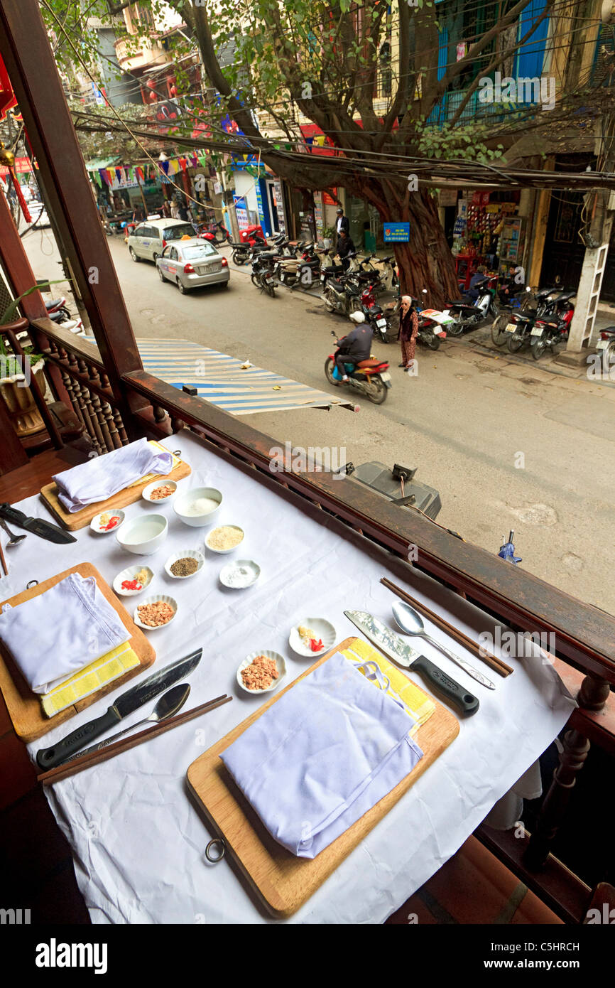 Tisch für Kochkurs am Cafe Anh Tuyet in der Altstadt von Hanoi, Vietnam. Stockfoto