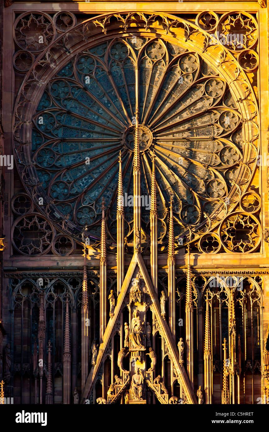 Die massive und wunderschön detaillierte Straßburger Münster bei Sonnenuntergang, Frankreich Elsaß Bas-Rhin Stockfoto