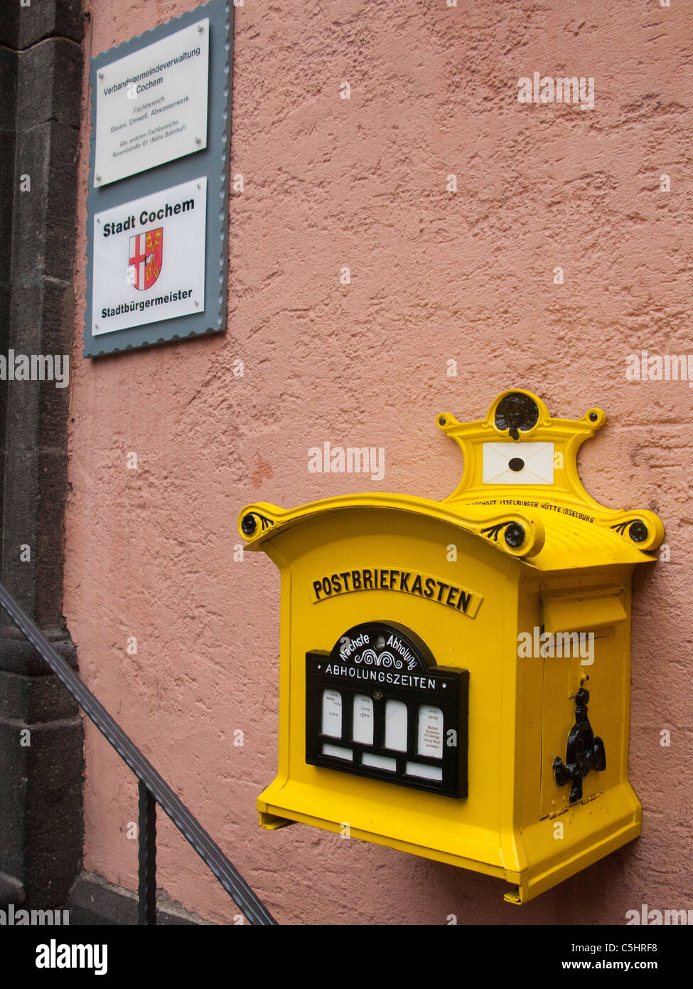 Historischer Postbriefkasten bin Rathaus Auf Dem Marktplatz, Historischer Stadtkern, Cochem, alte historische Briefkasten, Briefkasten Stockfoto