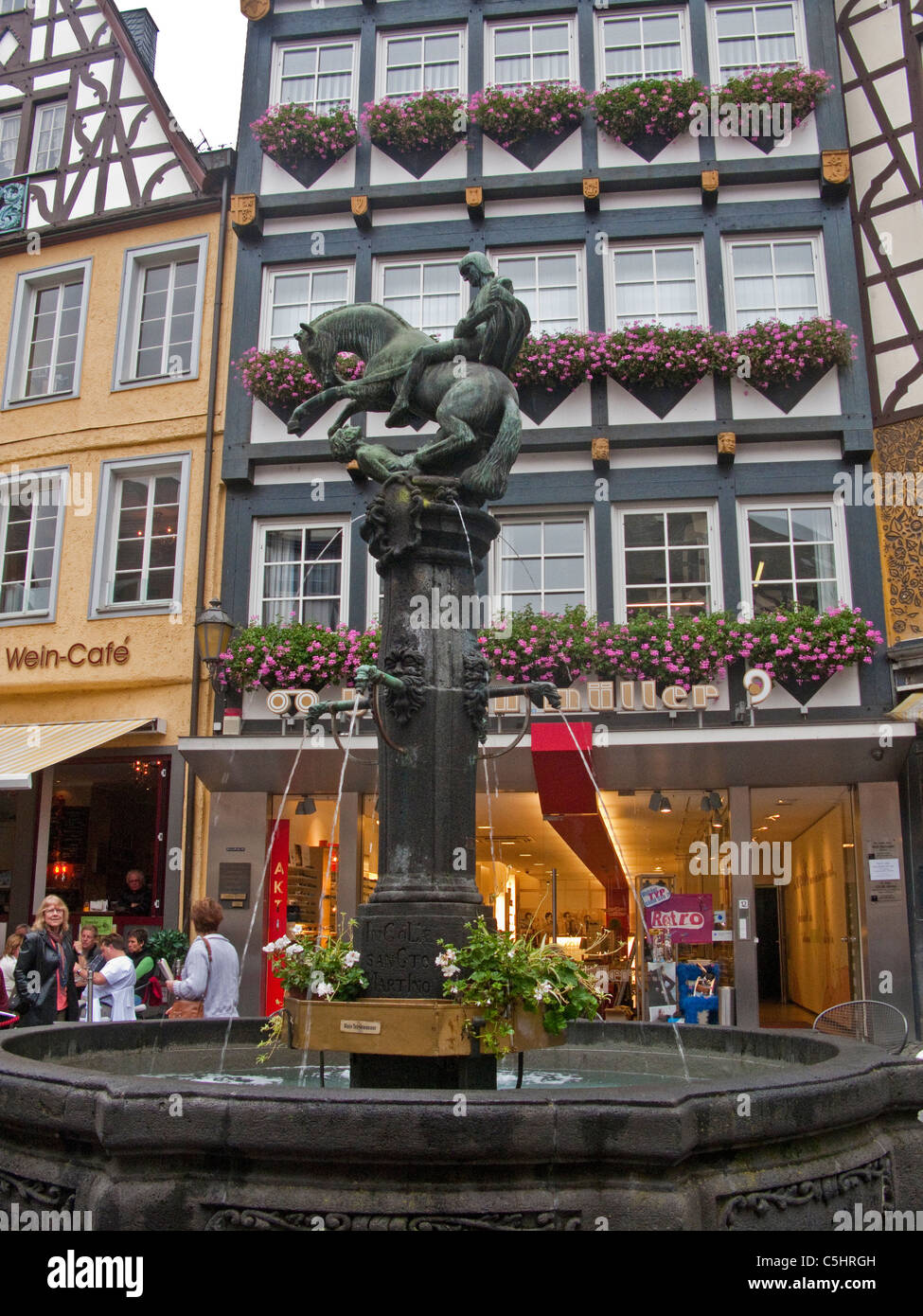 Historischer Brunnen Auf Dem Marktplatz, Statue des Heiligen Martin, Cochem, Brunnen auf dem Marktplatz, Heiligen Saint Martin Stockfoto