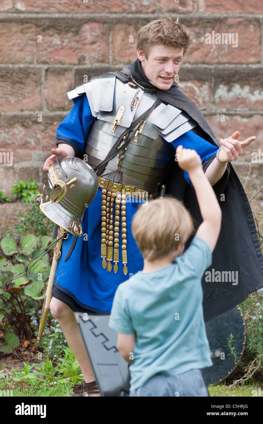 Mann als ein römischer Soldat gekleidet, lehrt Kinder über Roman Chester. Cheshire, UK Stockfoto