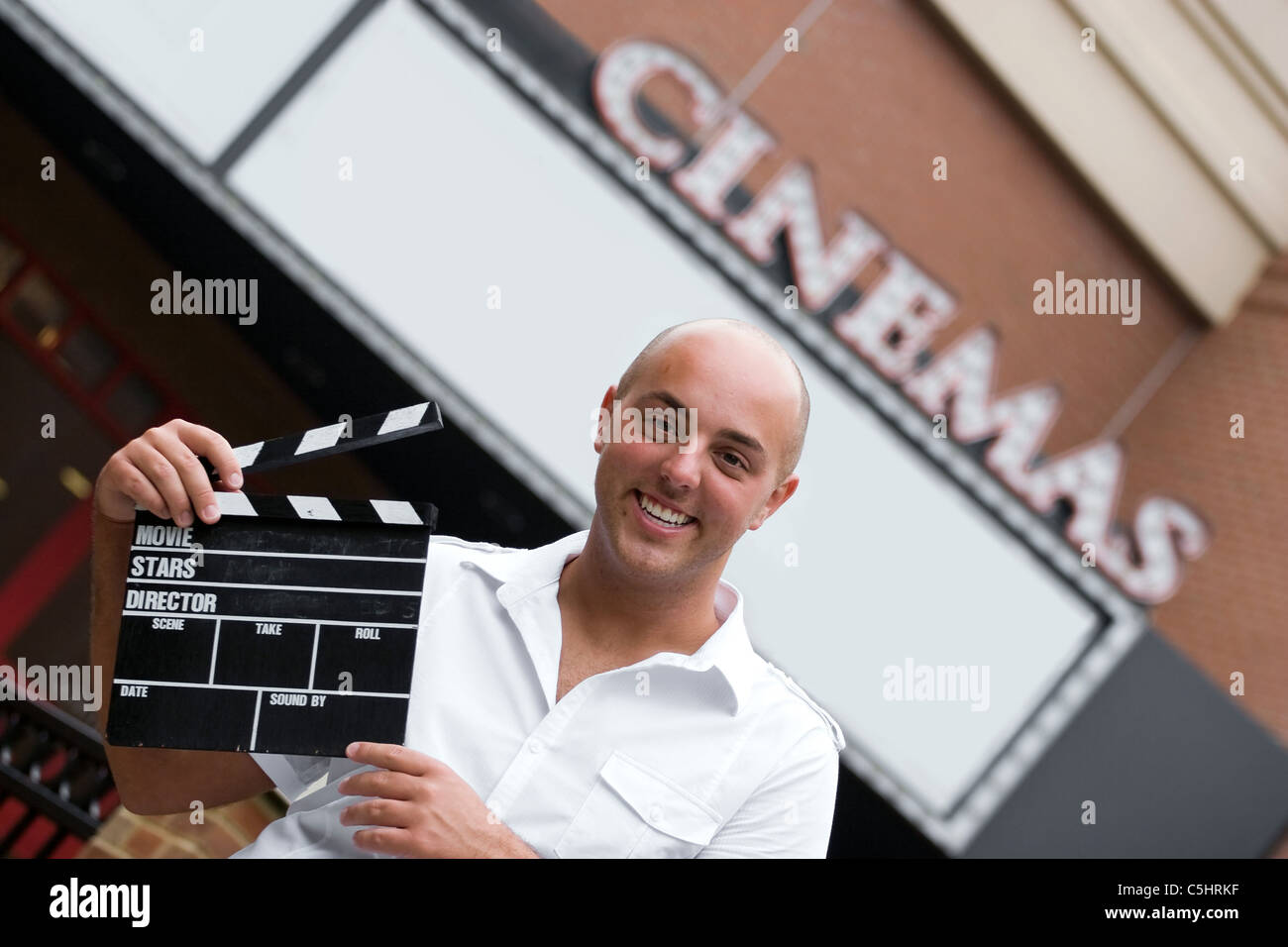 Ein Assistent oder Film Produktionsleiter hält ein Donnerschlag Brett oder Schiefer vor der Kinos. Stockfoto