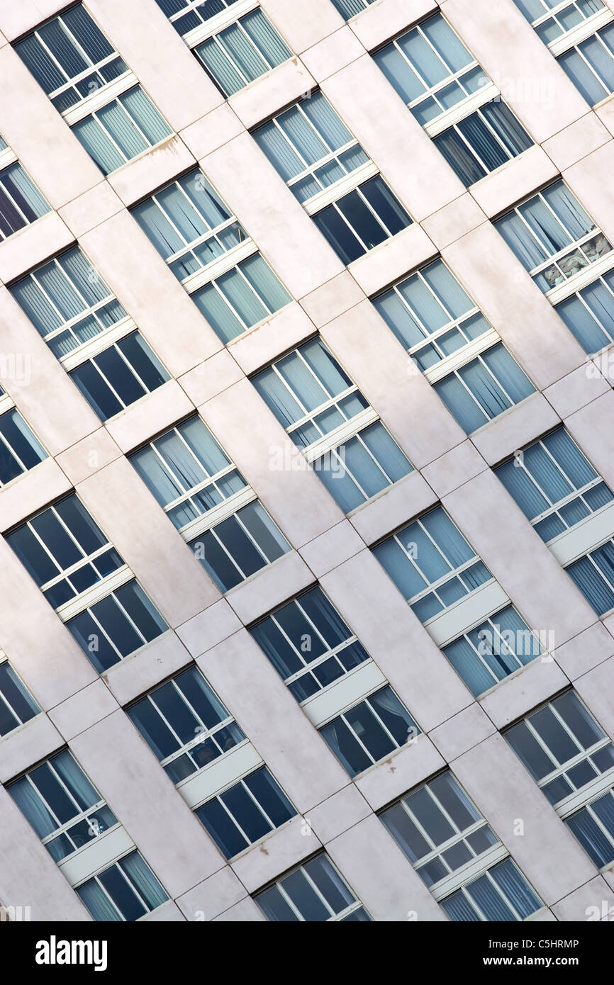 Nahaufnahme der Fensterreihen auf ein Gebäude der Stadt. Stockfoto