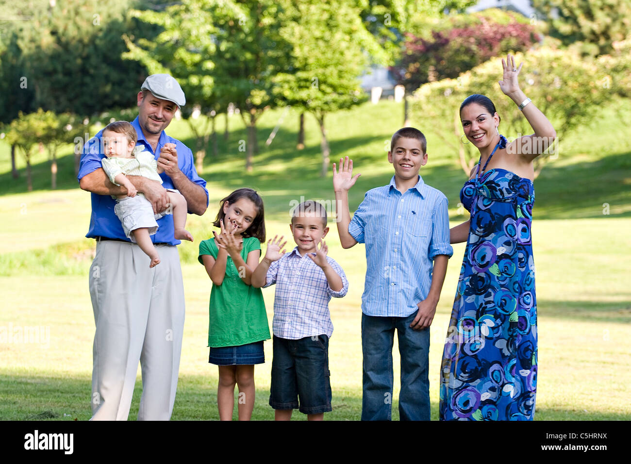Porträt einer attraktiven jungen Familie mit vier Kindern glücklich winken. Stockfoto