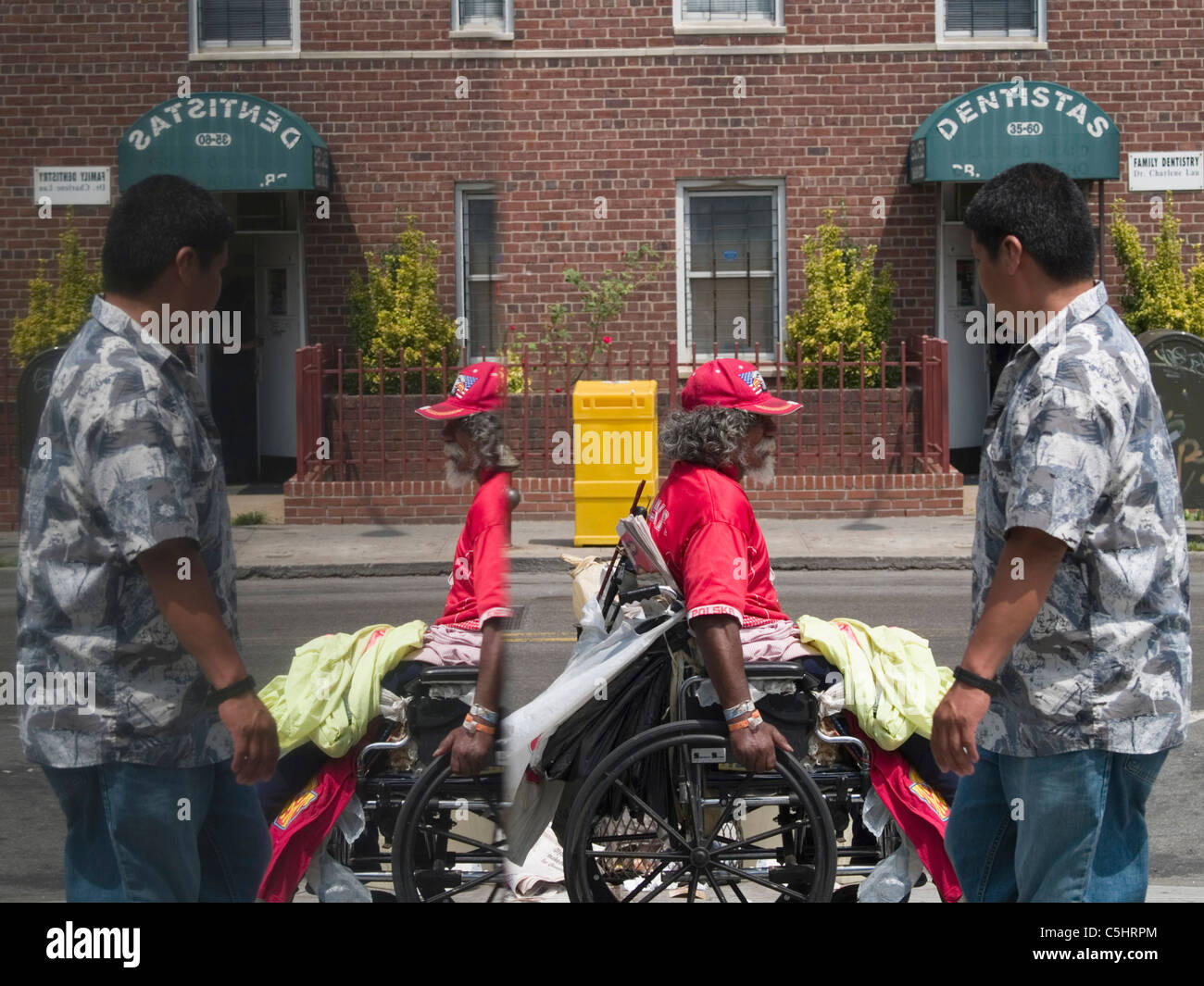 Spiegeln sich im Glas ein Bushäuschen in südasiatischer Einwanderer und Amerikaner südasiatischen Abstieg einkaufen und zu Fuß Stockfoto
