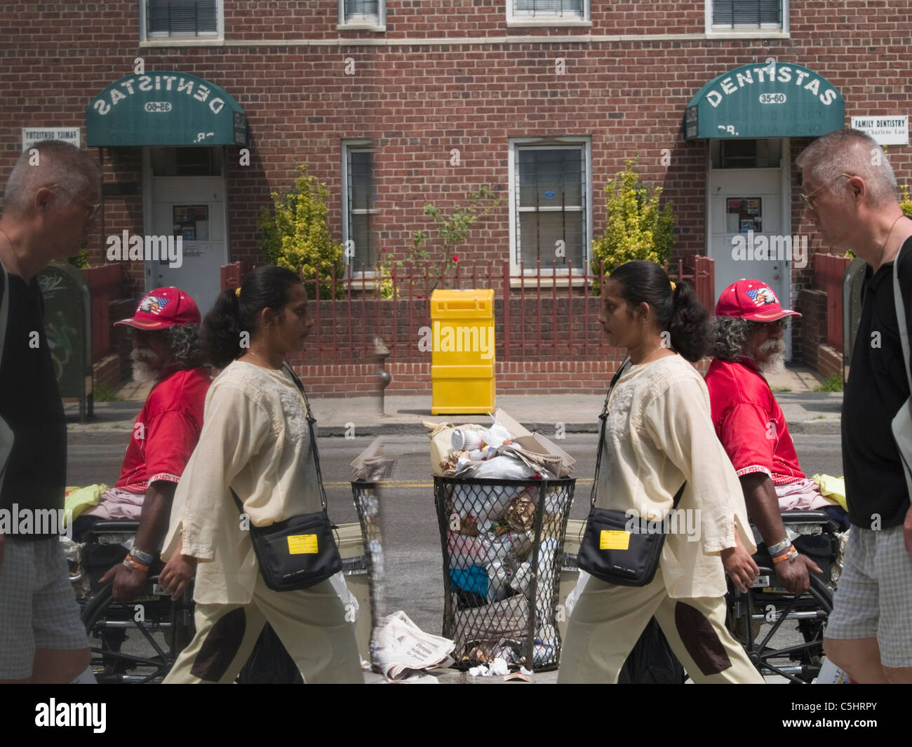 Spiegeln sich im Glas ein Bushäuschen in südasiatischer Einwanderer und Amerikaner südasiatischen Abstieg einkaufen und zu Fuß Stockfoto