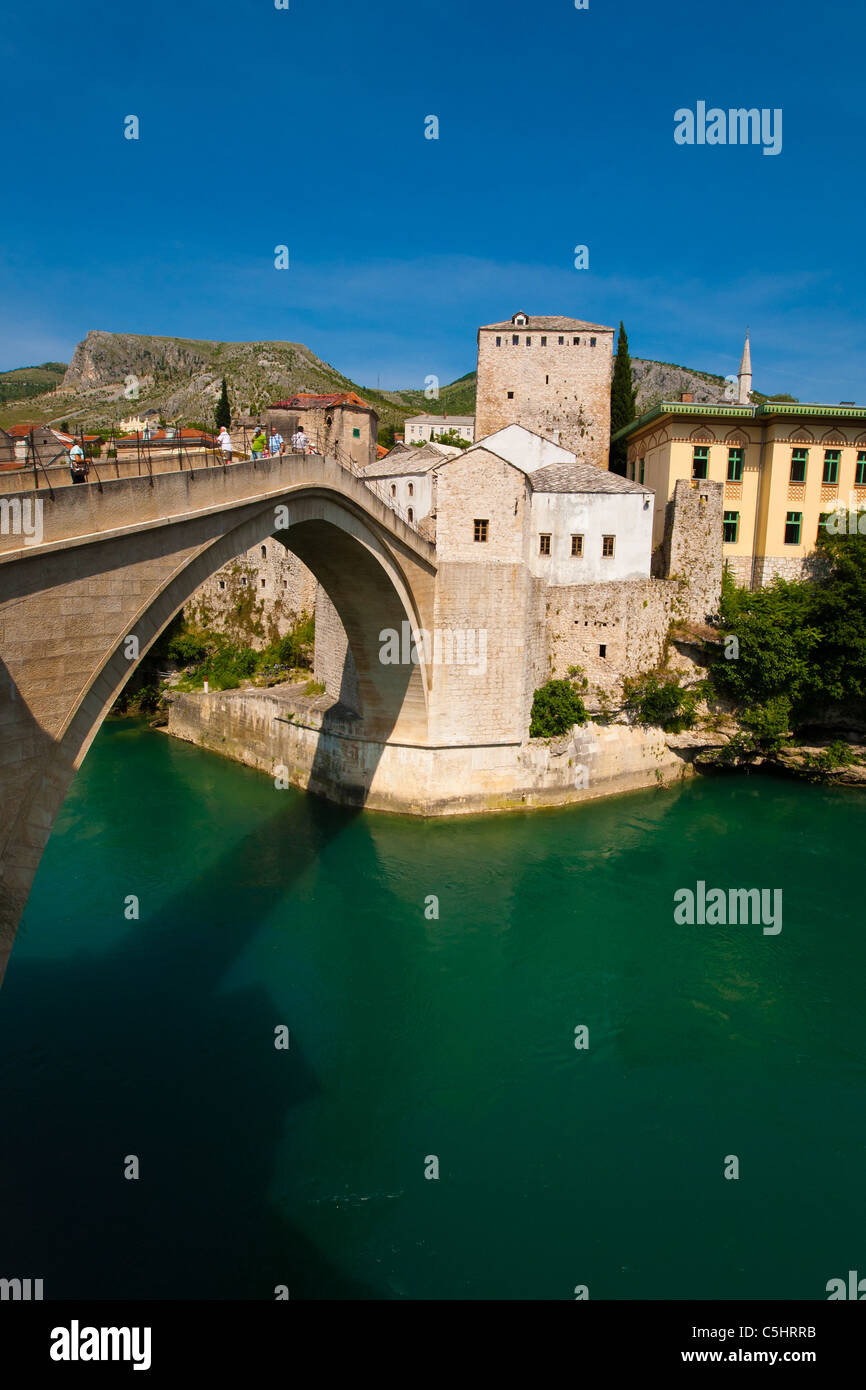 Der Mostar Brücke über grüne Neretva, mit klaren, blauen Himmel. Die schönsten und berühmtesten römischen Steinbrücke rekonstruiert Stockfoto
