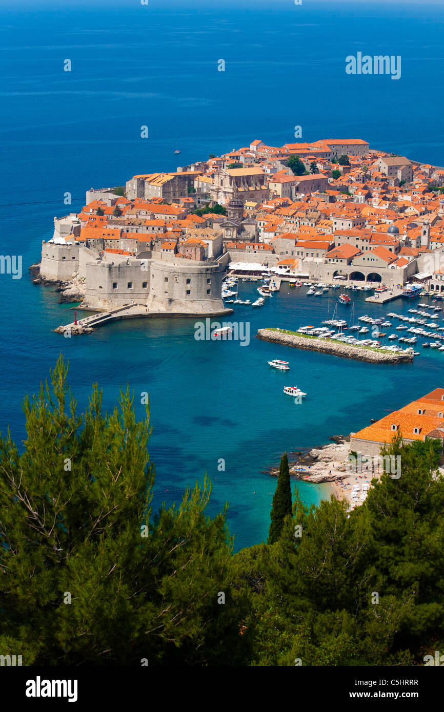 Der berühmte Blick über Dubrovnik. Die Altstadt und den Hafen mit klaren, blauen Meer umgeben. Stockfoto