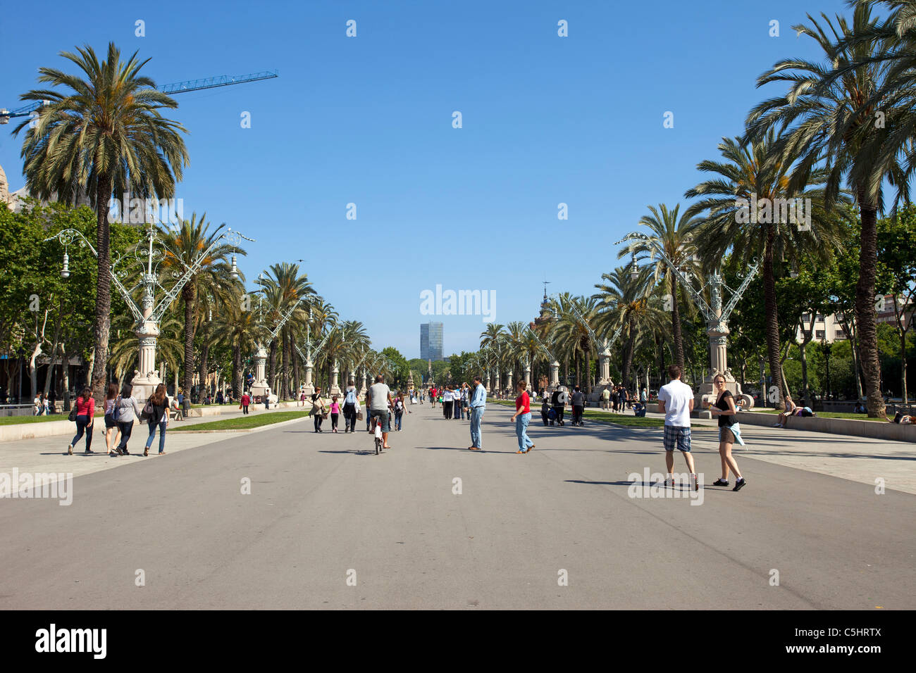 Barcelona-Stadtpark mit Fußgängern und Fahrrädern. Parc De La Ciutadella. Sommererholung und Spaß im Freien und Spaziergang. Stockfoto