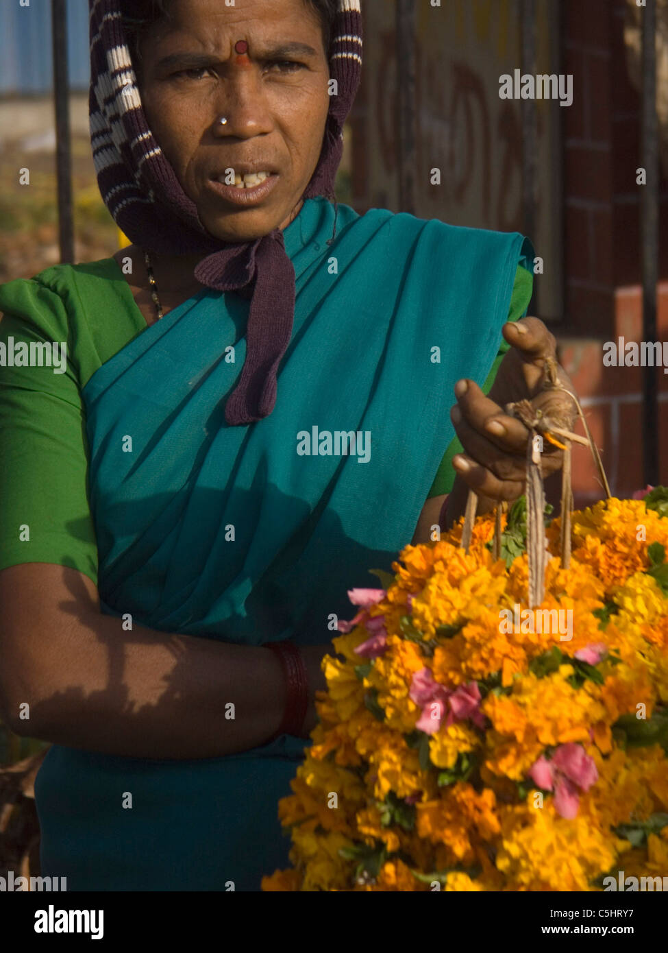 Indische Arbeiter verkaufen Blumen am Stadtmarkt in Bangalore, Indien Stockfoto