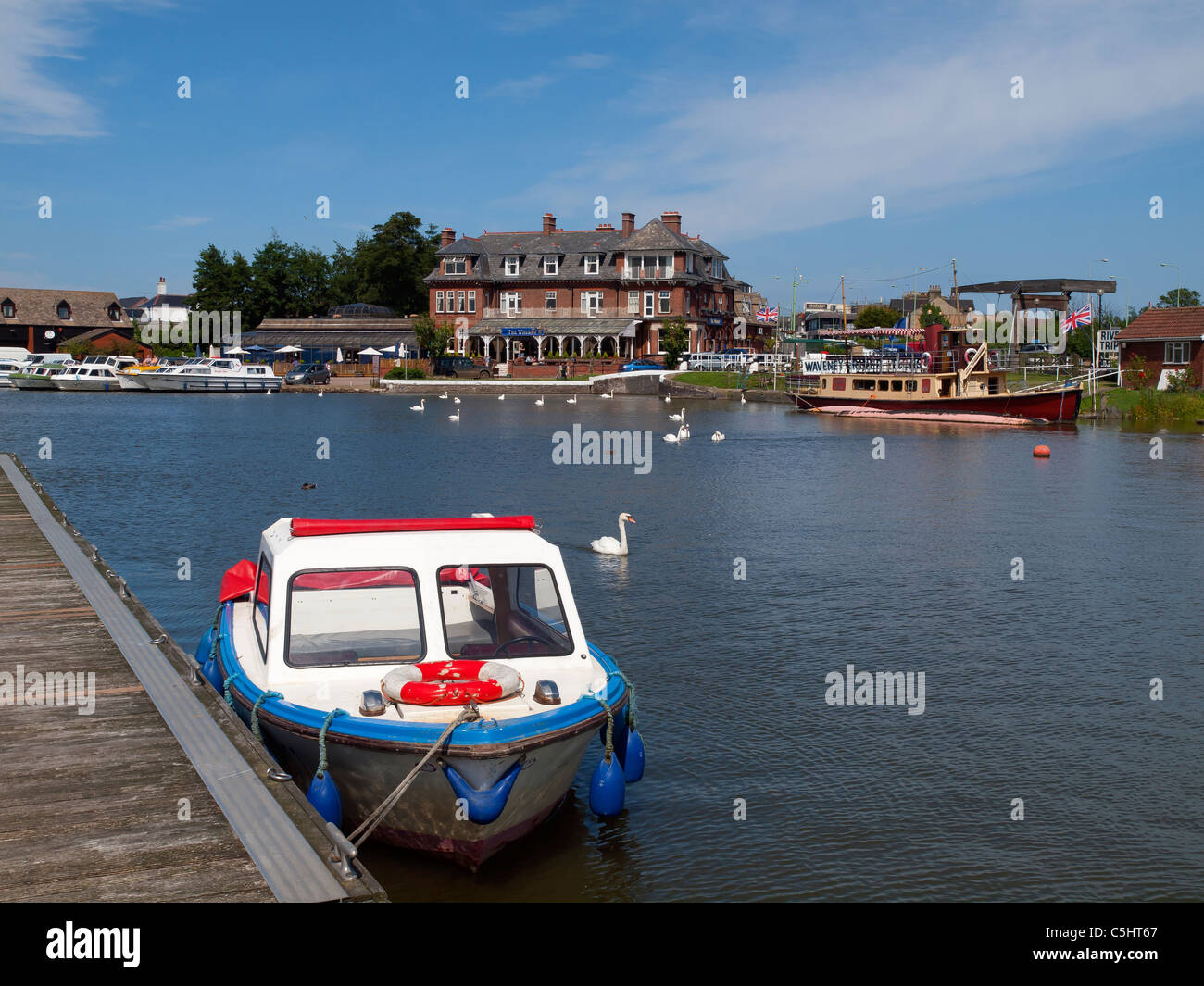 Ein kleines Boot festgemacht an einem Steg gegenüber dem Wherry Hotel am Oulton breiten Suffolk Stockfoto