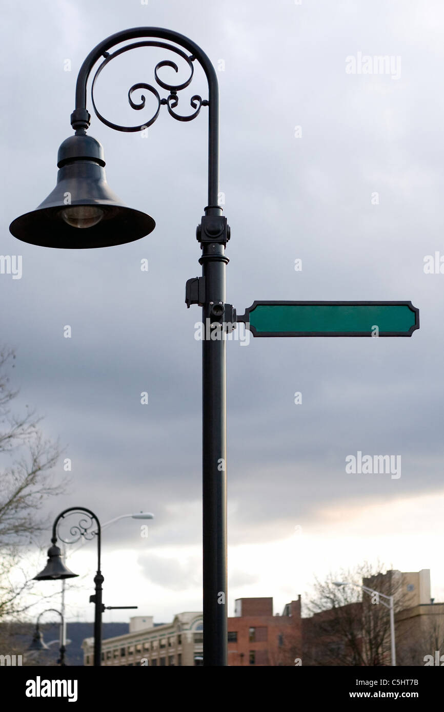 Eine leere Straße Zeichen und Lampe post mit Exemplar bereit für Ihren Text. Stockfoto