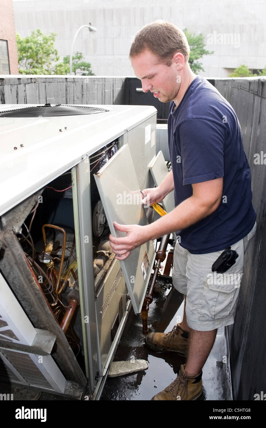 Eine HLK Heizung Lüftung Klimaanlage Techniker arbeiten an einem großen Gewerbeeinheit. Stockfoto