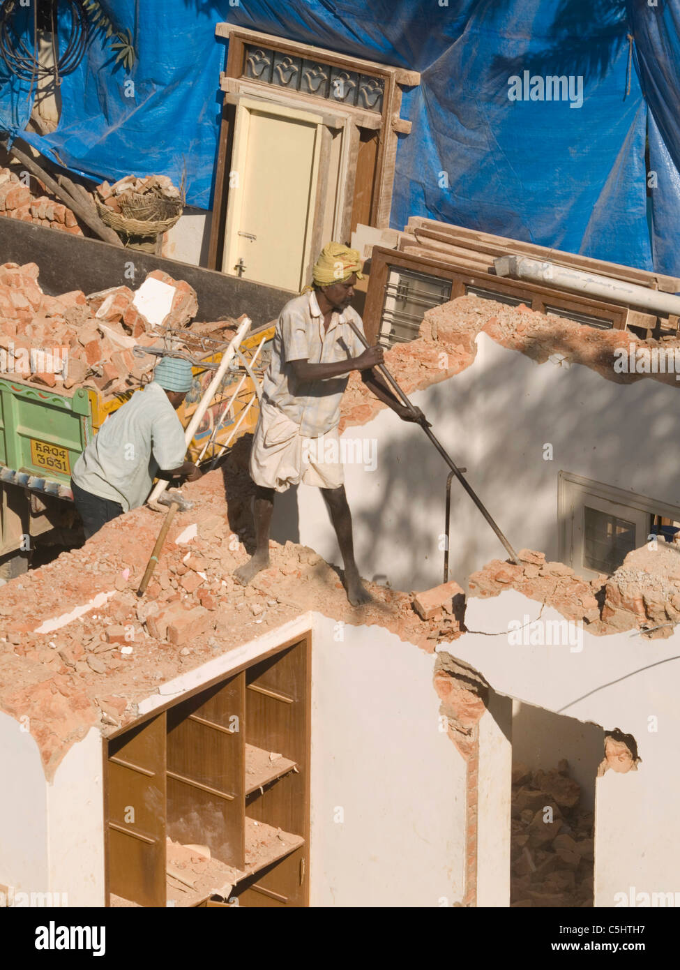 Arbeiter zerstören manuell ein Haus in Bangalore, Karnataka, Indien Stockfoto