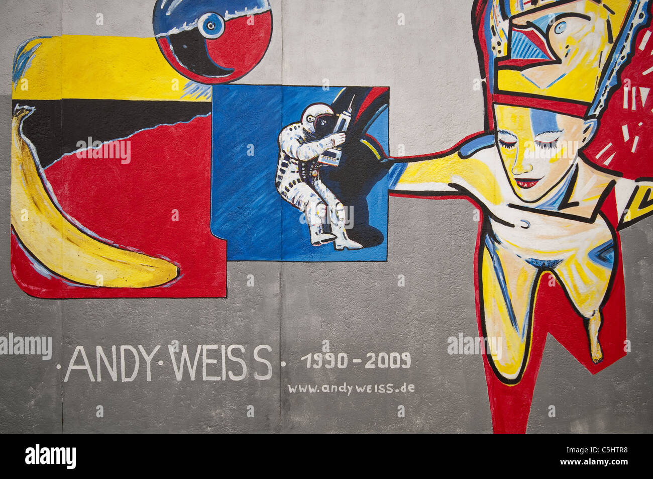Eines der vielen Gemälde an der Berliner Mauer East Side Gallery, die größte Open-Air-Galerie der Welt. Berlin, Deutschland Stockfoto