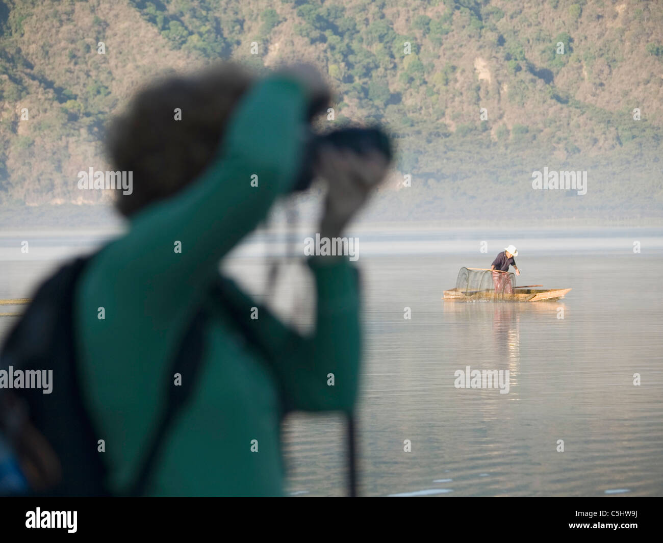 Fischer bei der Arbeit auf See Atitlan, begegnen Touristen in Santiago Atitlan, Guatemala Stockfoto