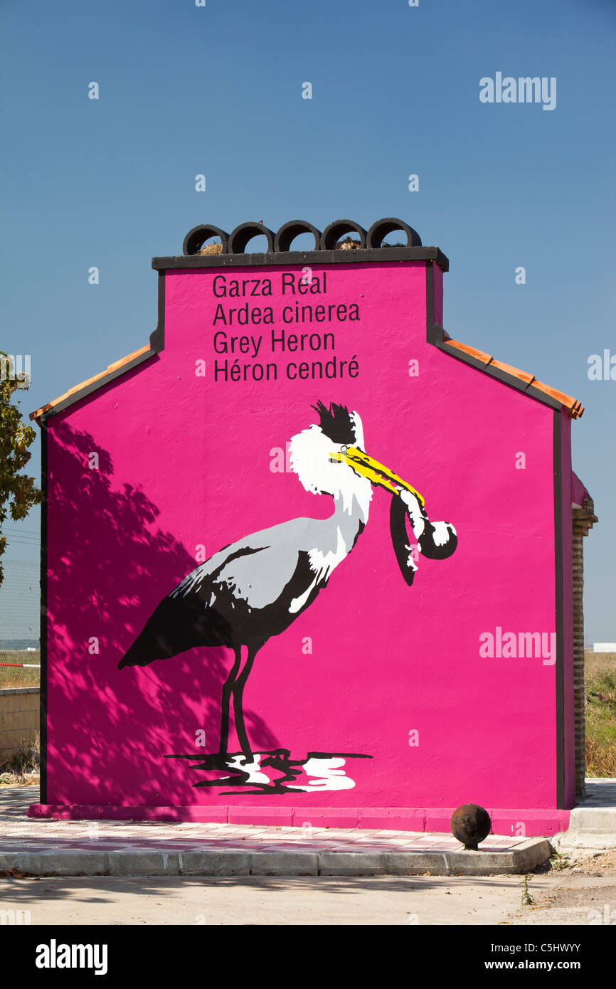 Eine Hauswand gemalt mit ein Graureiher anzuzeigenden Bereiche wie wichtig für die Tierwelt in Isla Major, eine Stadt in der Coto Donana, Spanien Stockfoto