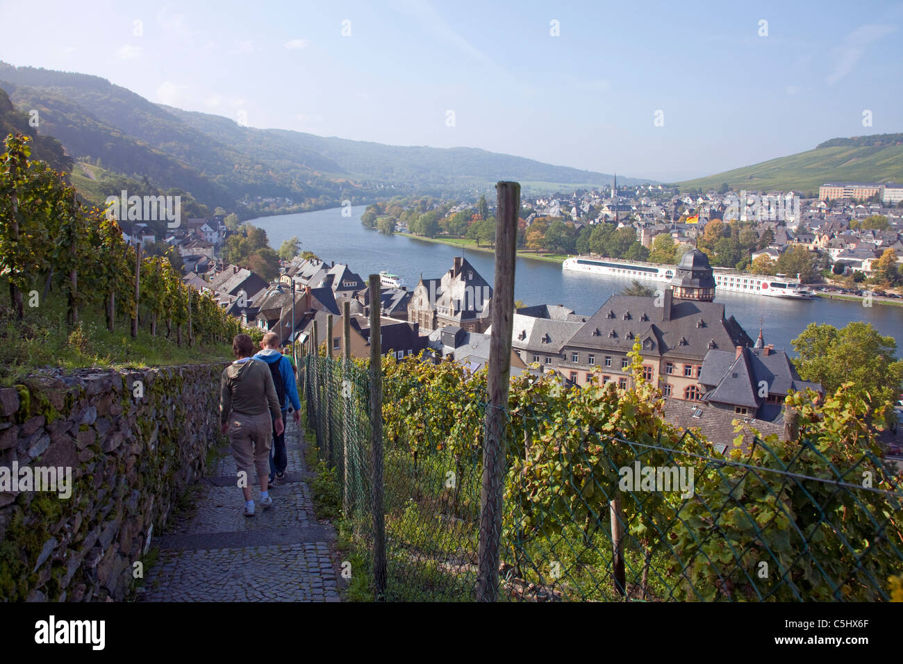 Blick von Einem Wanderweg Auf Mosel Und Moseltal, Ansicht von einem Wanderer Trail über das Moseltal und der Mosel Stockfoto