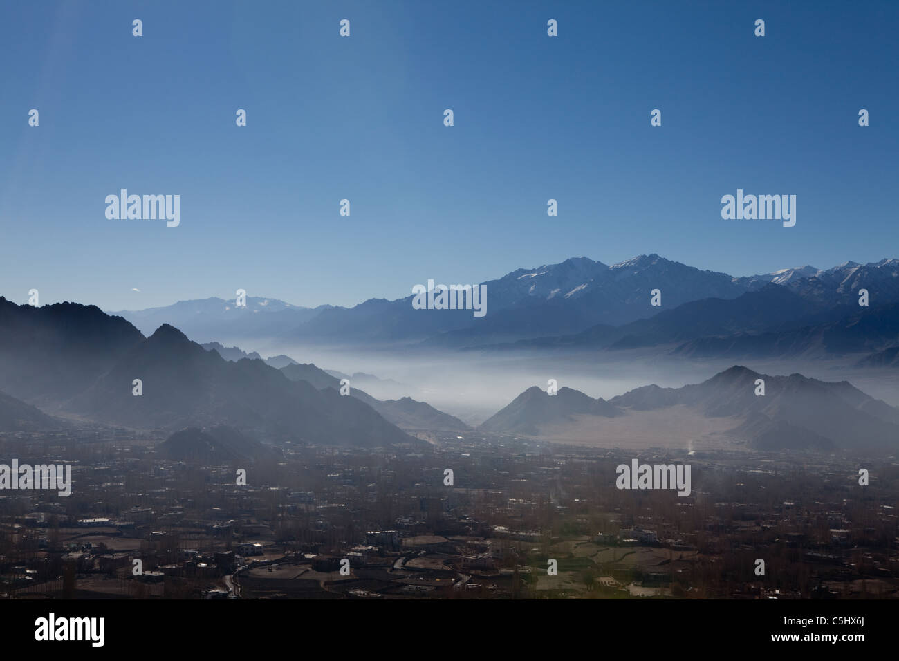 Nebliger Morgen Blick auf die Berge des Himalaya in Ladakh. Stockfoto