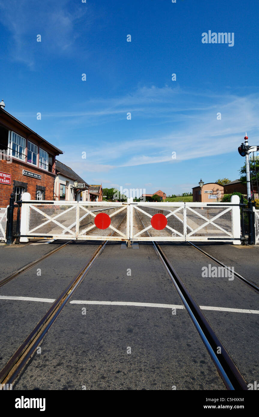 Der Bahnübergang bei Blue Anchor auf der West Somerset Railway, Somerset, England. Stockfoto