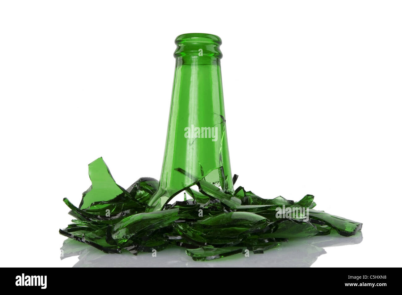 Nahaufnahme eines zerbrochenen grünen Flasche auf weißem Hintergrund Stockfoto