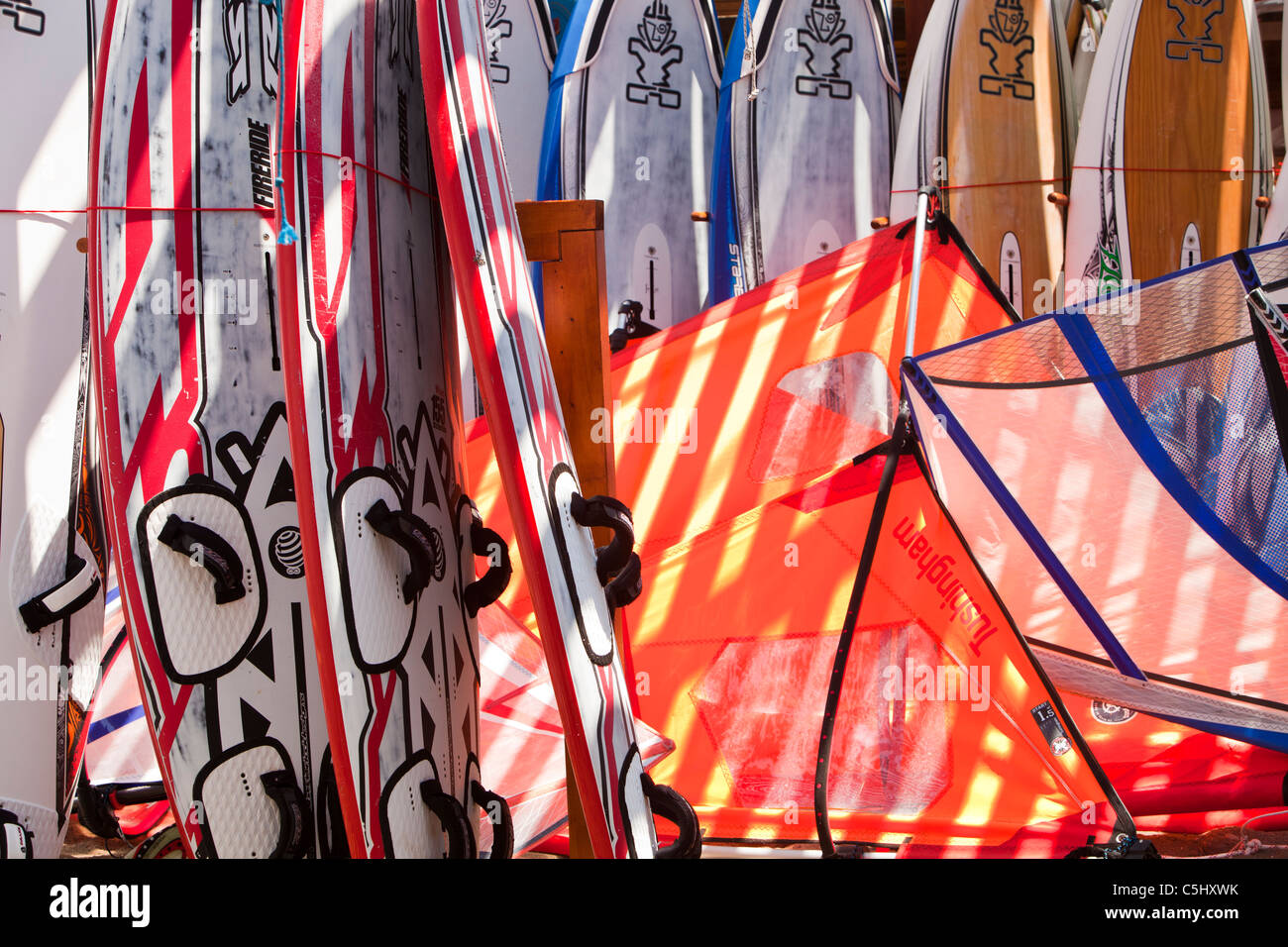 Windsurf-Boards an ein Aktivurlaub im Zentrum in Skala Eresou auf Lesbos, Griechenland. Stockfoto