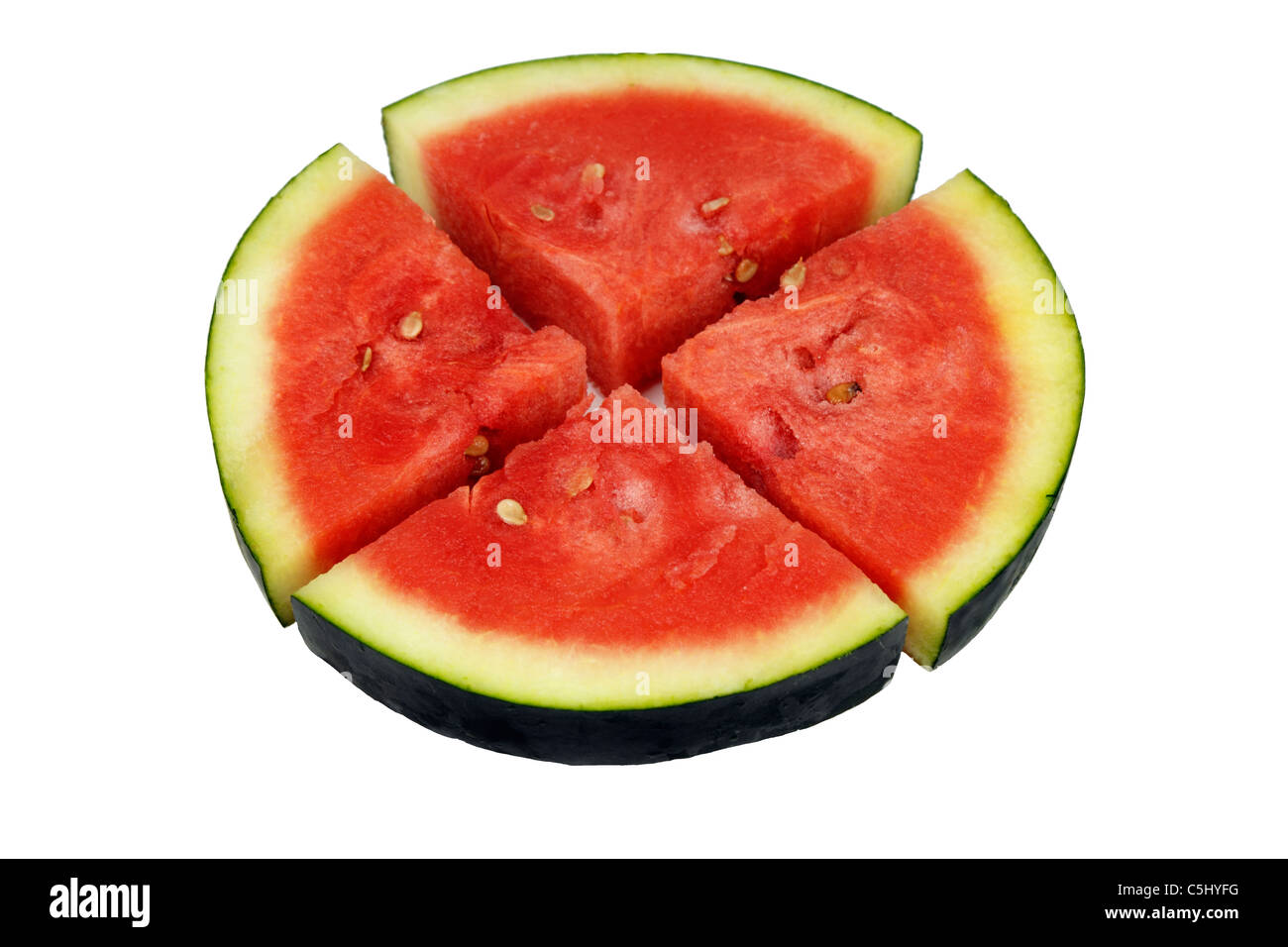 Vier gleichgroße Scheiben der organischen Wassermelone geschnitten aus einem runden Stück. Eine ganze organischen Wassermelone Slice auf weißem Hintergrund in vier Stücke schneiden. Stockfoto