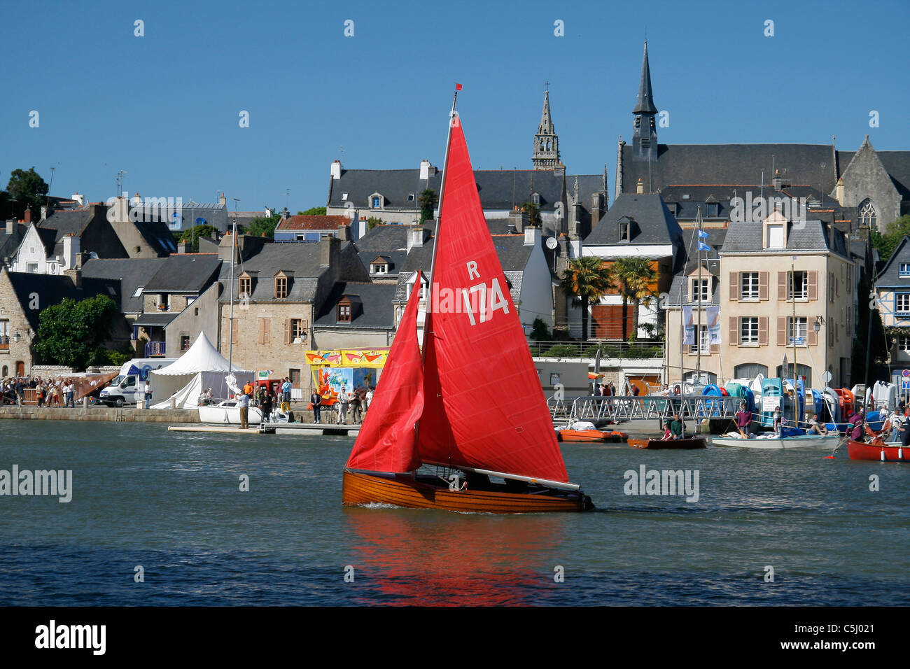 Ein Segelboot am St. Goustan (Auray Hafen), Woche aus dem Golf von Morbihan. Stockfoto