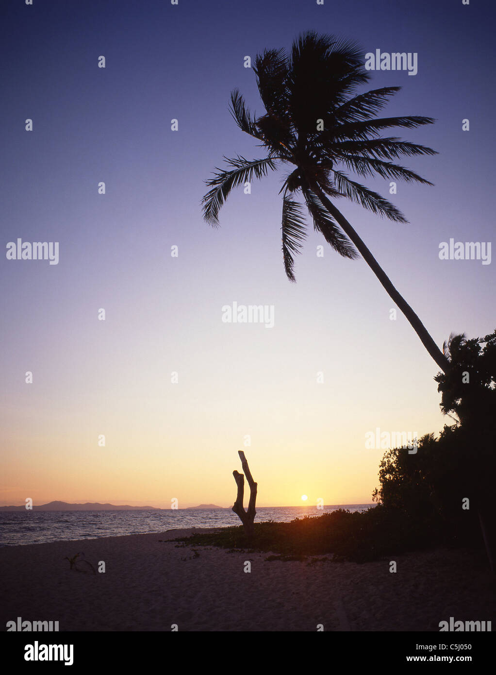 Sonnenuntergang am Beachcomber Island Resort, Mamanuca Inseln, Viti Levu, Republik Fidschi-Inseln Stockfoto