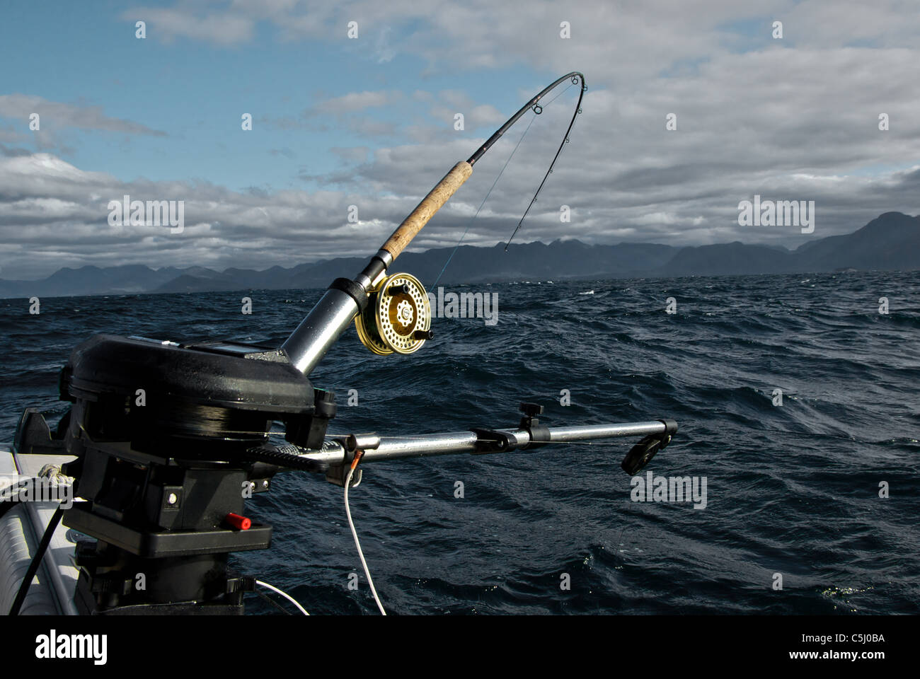 Stark gebogene Rute in elektrische Downrigger Halter bei rauer See öffnen Pazifischen Ozean Kyuquot Ton BC Stockfoto