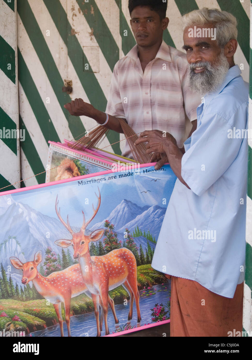 Straßenhändler verkauft waren mit westlichen Ikonen auf ihnen in Magona, Sri Lanka Stockfoto