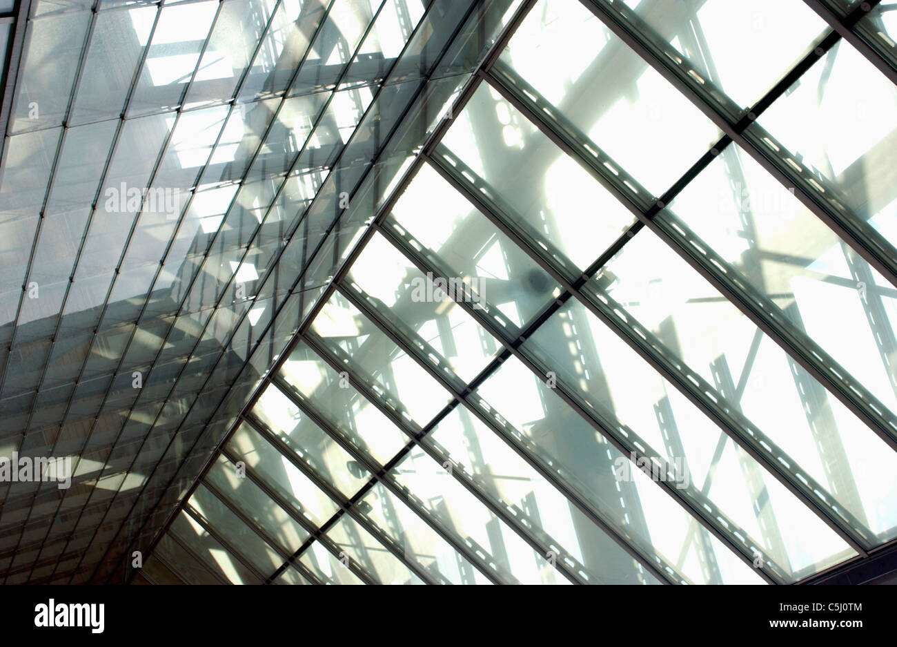 Blick auf ein Atrium-Dach aus Glas und Stahl Stockfoto