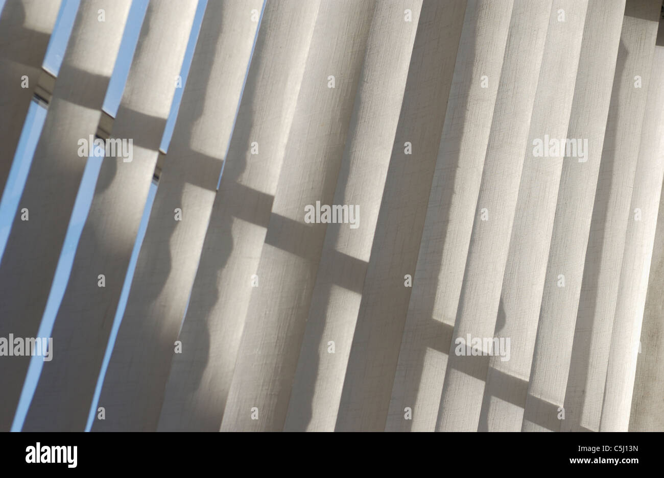 blauer Himmel peeping durch vertikale Jalousien Lattenrost Stockfoto