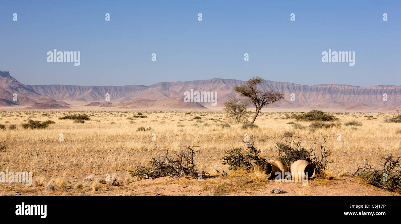 Flache Ebenen und Berge in der Nähe von Sesriem, Namibia. Stockfoto