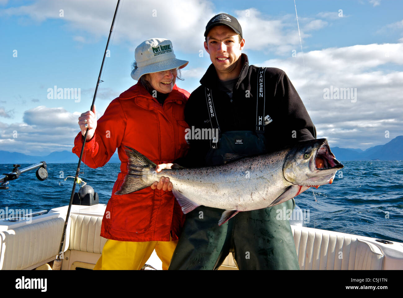 Weibliche Angler Sport angeln Guide Holding big Chinook Lachs öffnen Pazifik Kyuquot Ton BC Stockfoto