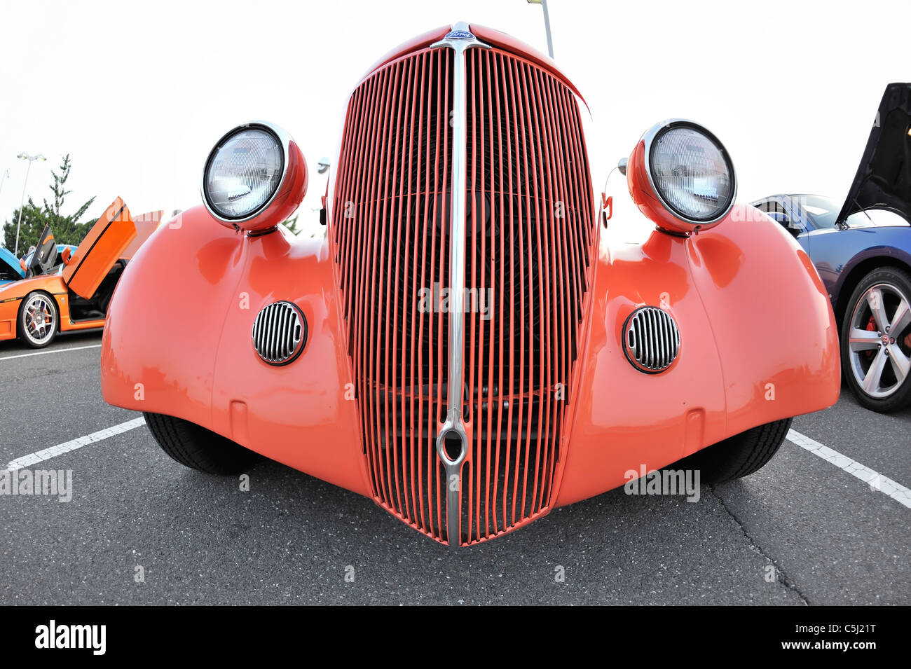 Antikes Auto, orange Ford mit vorderen groß Chrom-Kühlergrill, Scheinwerfer, gesehen von der Bodengleiche, Custom Classic Car Treffen NY (fisheye) Stockfoto