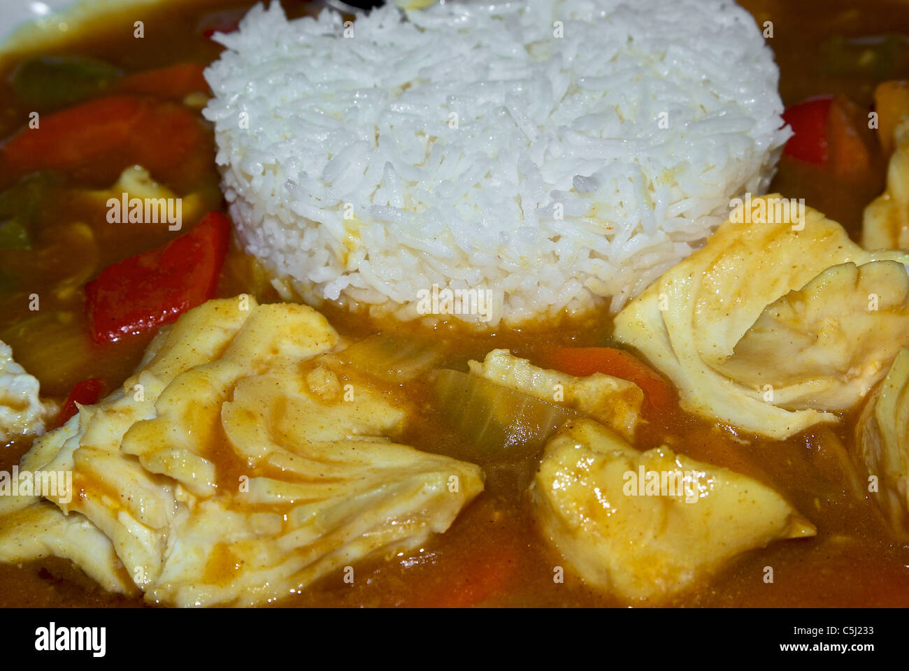 flockige zarten Heilbutt gekocht in Curry Soße gedünstetem Basmati Reis Schimmel Stockfoto