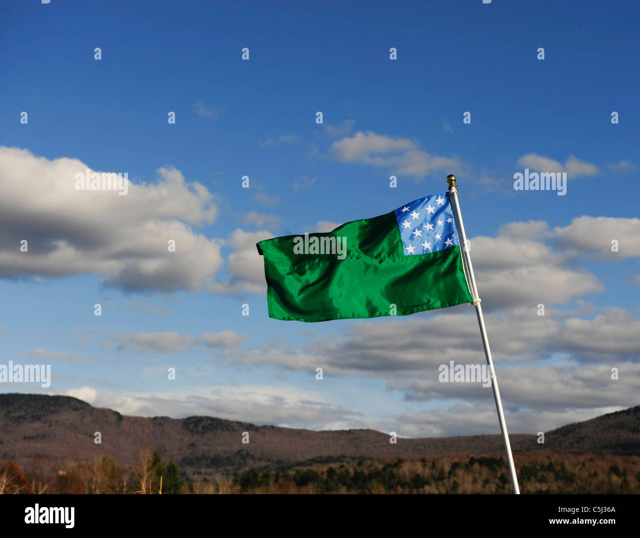 Green Mountain Flagge Vermont gegen Worcester Range, Waterbury Stockfoto