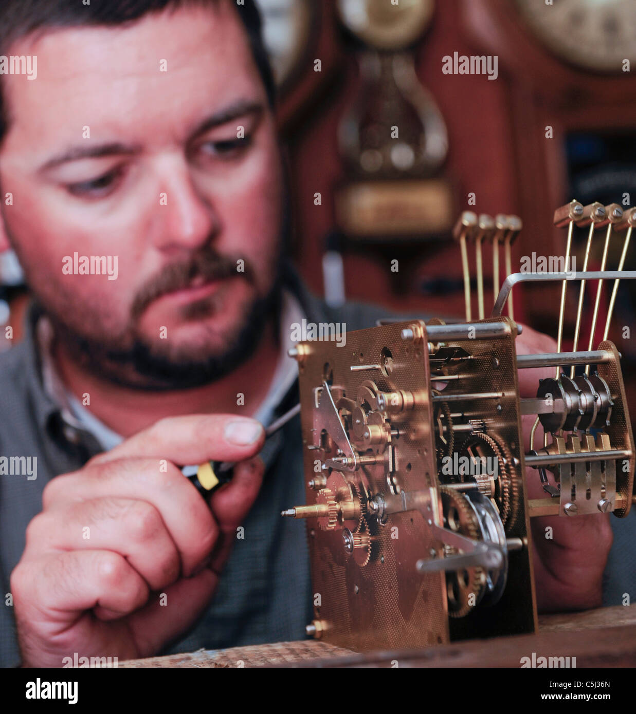 Chip Sjobeck, Uhr Reparatur Spezialist in seinem Laden in South Royalton. Veröffentlicht. Stockfoto