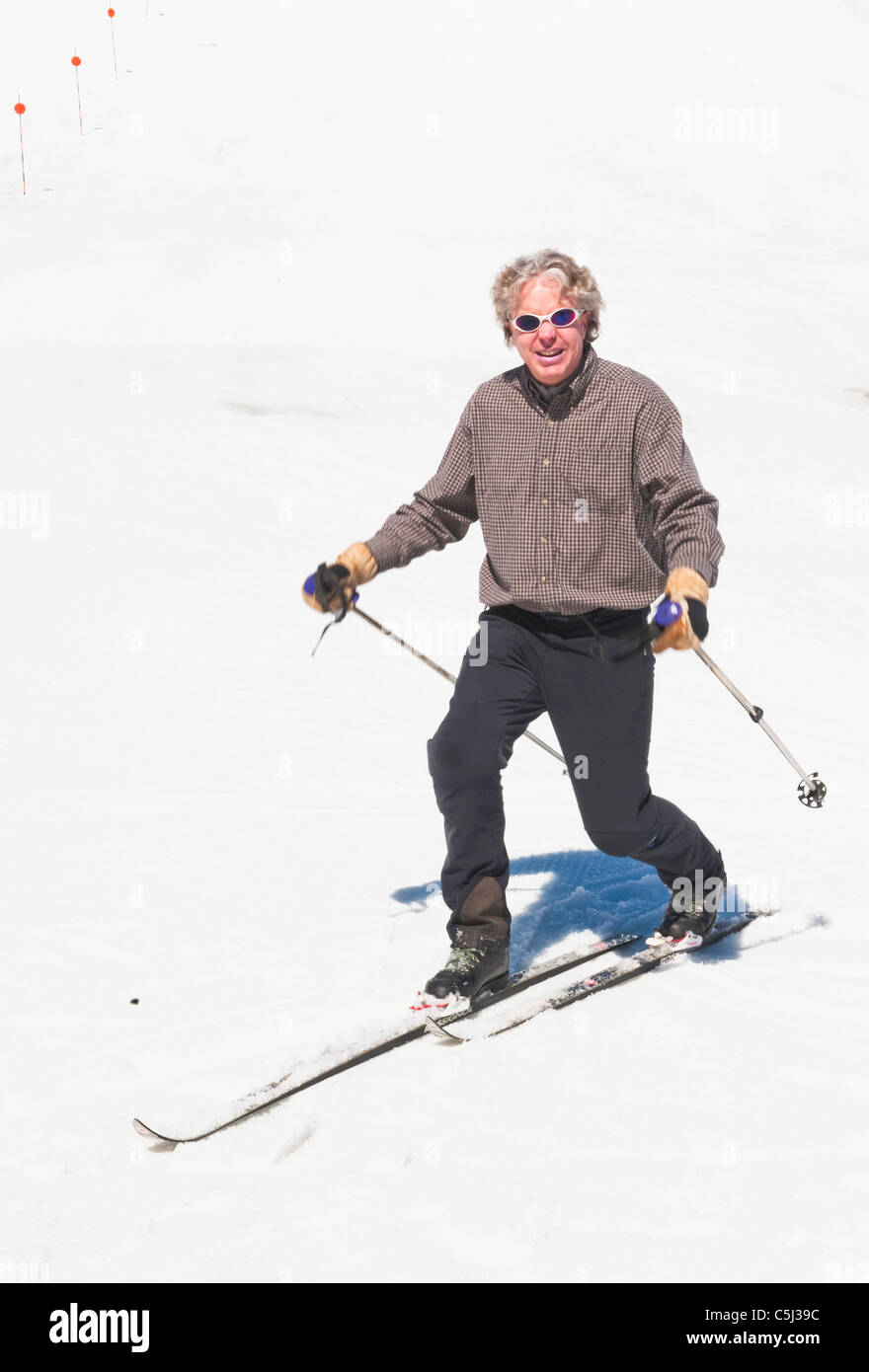 ein Mann mit Skiern am Skiberg Stockfoto