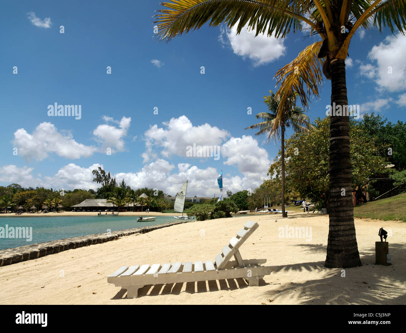 Balaclava Mauritius Sonnenliege am Strand unter Palmen Stockfoto