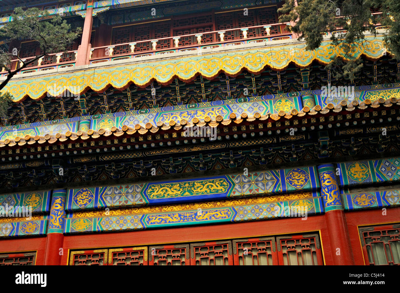 Sehr dekorative Balkonen Pavillion mit gemalten Friese und überbackene Traufe, in der verbotenen Stadt, Peking, China. Stockfoto