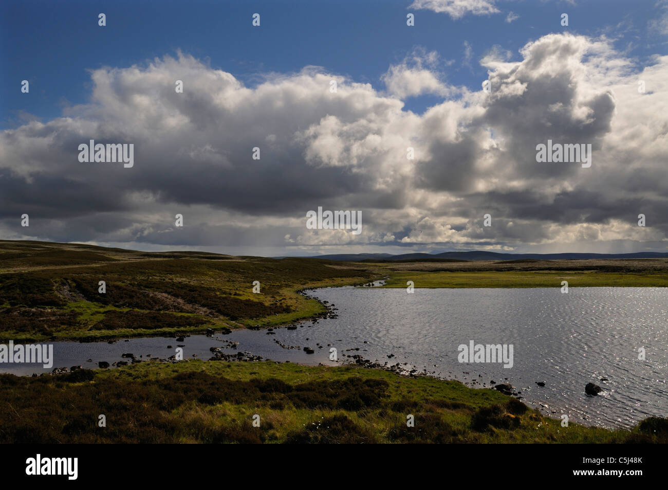 Dramatische teilweise bewölkter Himmel über Loch Farlary, in der Nähe von Golspie, Sutherland, Schottland, UK. Stockfoto