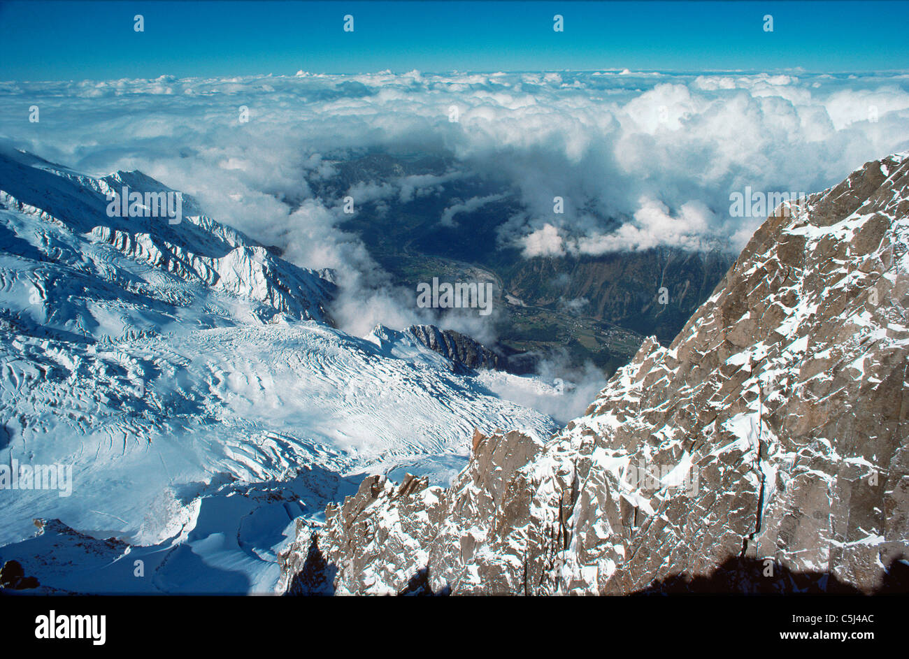 Der Bossons-Gletscher und das Tal von Chamonix durch ein Loch in den Wolken, gesehen vom Gipfel der Aiguille du Midi, südlichen Stockfoto