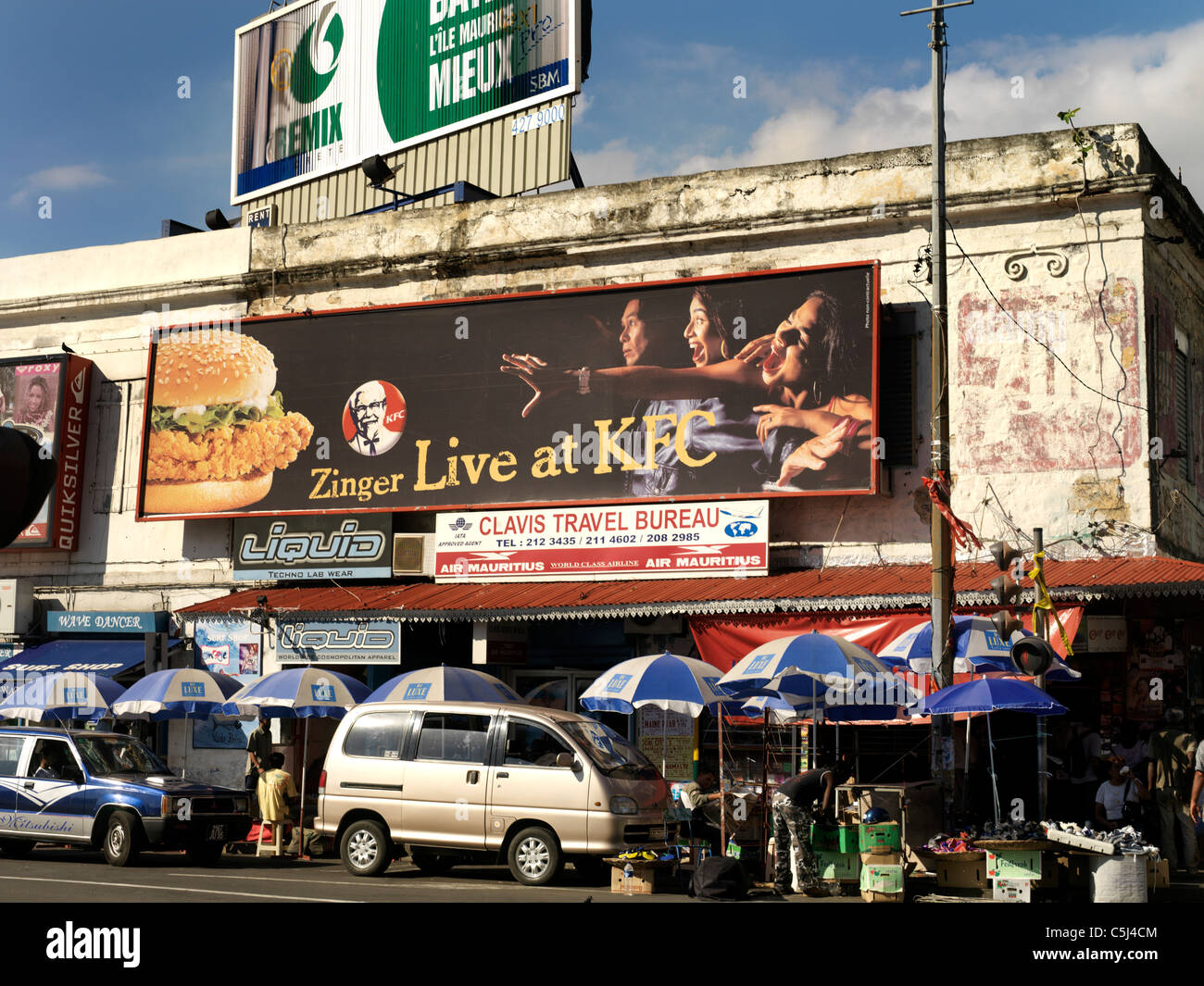 Port Louis-Mauritius-Verkehr In der Straße Plakatwerbung KFC auf dem Markt und Gebäude Ständen Stockfoto